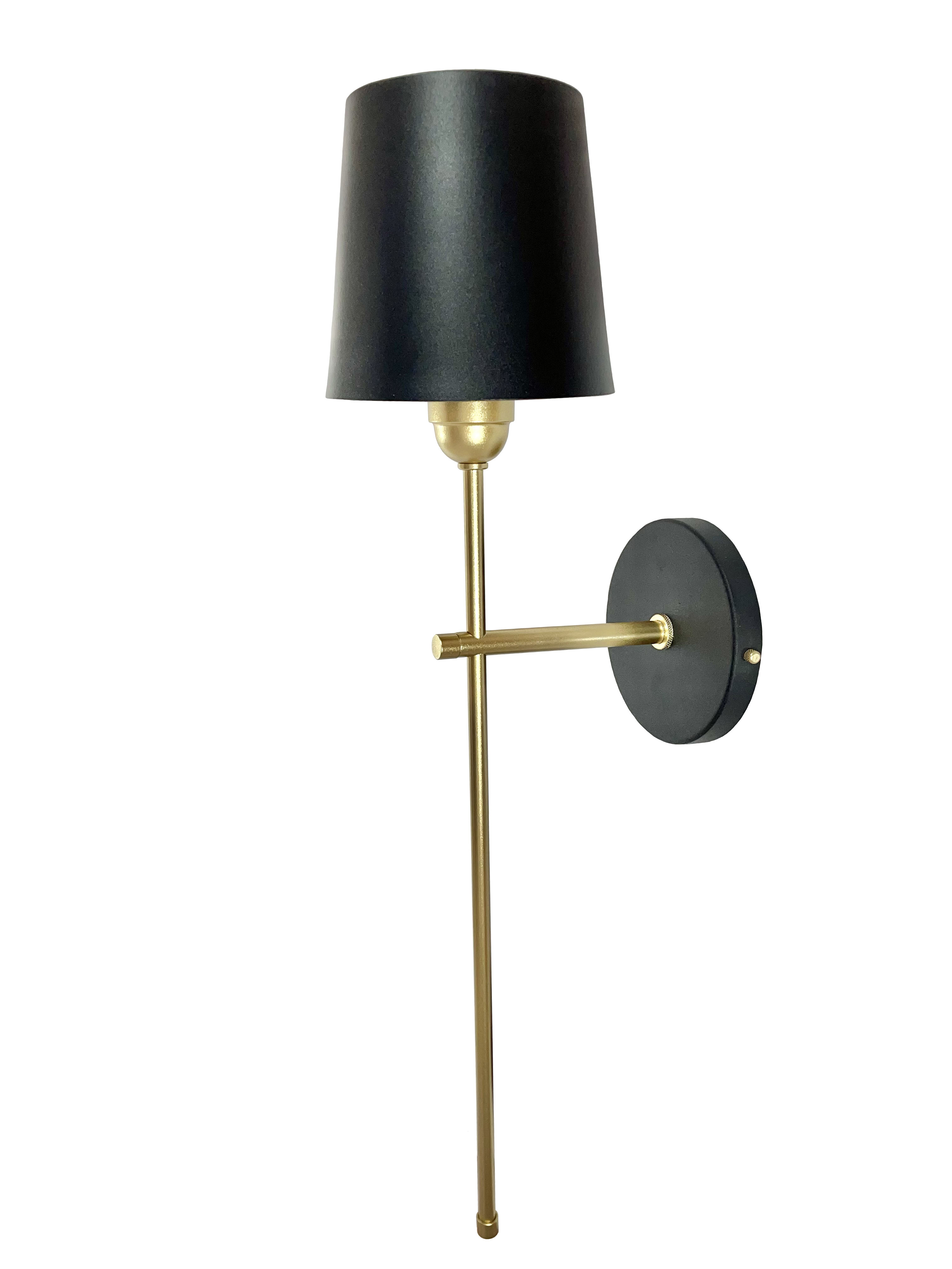 Arandela moderna com cúpula cônica preta e estrutura dourada para cabeceira de cama e lavabos. Lustres Gênesis loja online de Lustres e Iluminação Decorativa